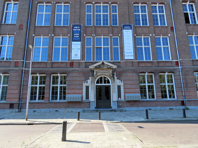 850696 Gezicht op de voorgevel van de voormalige Anslijnschool (Vleutenseweg 420) te Utrecht, die verbouwd is tot ...